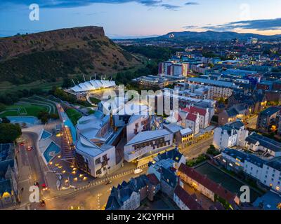 Luftaufnahme bei Nacht des schottischen Parlaments in Holyrood, Edinburgh, Schottland, Großbritannien Stockfoto