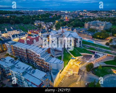 Luftaufnahme bei Nacht des schottischen Parlaments in Holyrood, Edinburgh, Schottland, Großbritannien Stockfoto