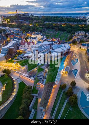 Luftaufnahme bei Nacht des schottischen Parlaments in Holyrood, Edinburgh, Schottland, Großbritannien Stockfoto