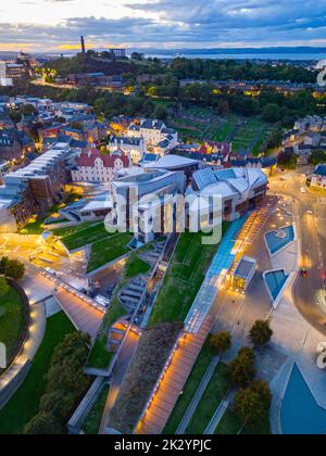 Luftaufnahme bei Nacht des schottischen Parlaments in Holyrood, Edinburgh, Schottland, Großbritannien Stockfoto