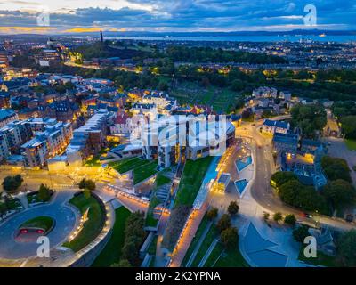 Luftaufnahme bei Nacht des schottischen Parlaments in Holyrood, Edinburgh, Schottland, Großbritannien Stockfoto