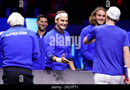 Roger Federer vom Team Europe feiert, nachdem Andy Murray am ersten Tag des Laver Cup in der Londoner Arena O2 den ersten Satz seines Spiels gegen Alex Di Minaur gewonnen hat. Bilddatum: Freitag, 23. September 2022. Stockfoto