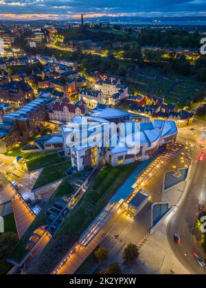 Luftaufnahme bei Nacht des schottischen Parlaments in Holyrood, Edinburgh, Schottland, Großbritannien Stockfoto