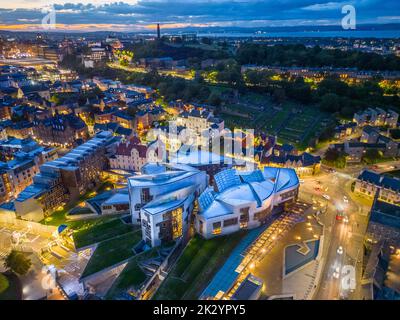 Luftaufnahme bei Nacht des schottischen Parlaments in Holyrood, Edinburgh, Schottland, Großbritannien Stockfoto