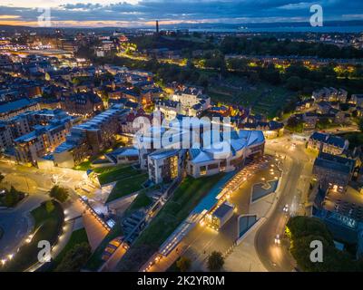 Luftaufnahme bei Nacht des schottischen Parlaments in Holyrood, Edinburgh, Schottland, Großbritannien Stockfoto