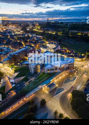 Luftaufnahme bei Nacht des schottischen Parlaments in Holyrood, Edinburgh, Schottland, Großbritannien Stockfoto