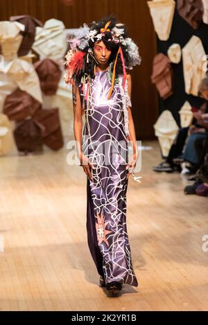 Model Nasiba Abdi, Modeling auf Laufsteg für VIN+OMI 'Meinungen' Show für die London Fashion Week 2022. Recycelte Materialien. Nachhaltige Mode. Stockfoto