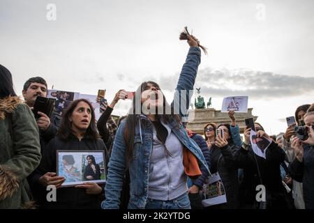 Berlin, Deutschland. 23. September 2022. Protest in Berlin am Pariser Platz am 23. September 2022 über den Tod des Iraners Mahsa Amini. Viele Frauen schneiden sich in Berlin die Haare als Zeichen von Protest und Solidarität. Die Demonstranten in Berlin protestierten gegen das Regime von Präsident Ebrahim Raisi und die strengen Kleidervorschriften, unter denen insbesondere Frauen im Iran leiden. Amini war eine iranische Frau kurdischer Herkunft. Mahsa Amini wurde von der iranischen Moralpolizei verhaftet, weil er den hijÄb in der Öffentlichkeit angeblich nicht richtig trug. Amini fiel ins Koma und starb drei Tage nach ihrer Inhaftierung auf der Intensivstation Stockfoto