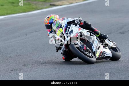 Chester, Großbritannien. 23 Sep 2022 Andrew Irwin (Synetiq BMW Motorrad) in Aktion gesehen während der Bennetts British Superbikes Runde 9 (Praxis) im Oulton Park Chester England am 23 2022. September GS.Media / Alamy Live News Stockfoto