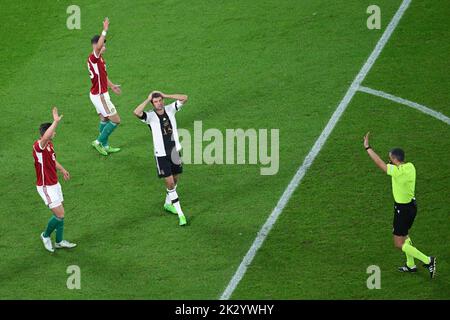 Leipzig, Deutschland. 23. September 2022. Fußball: Nations League A, Deutschland - Ungarn, Gruppenphase, Gruppe 3, Spieltag 5 in der Red Bull Arena reagiert der deutsche Thomas Müller (M), nachdem ein Tor nicht erlaubt ist. Kredit: Robert Michael/dpa/Alamy Live Nachrichten Stockfoto