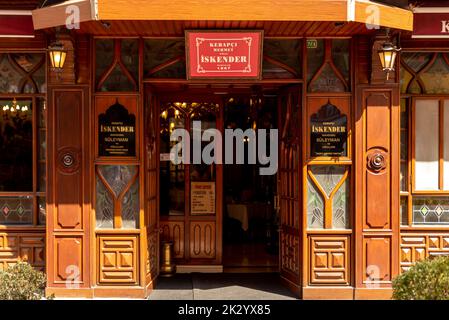 Bursa, Türkei September 17 2022 : Döner Kebab, eines der köstlichen Gerichte der türkischen Küche, die Leute kennen als iskender Kebab Stockfoto