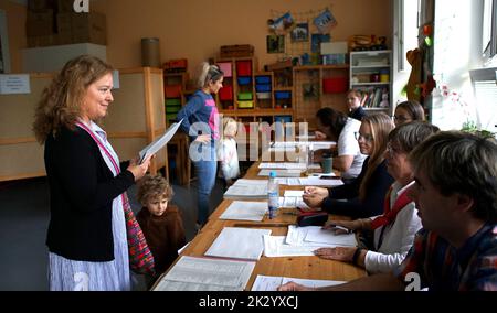 Prag, Tschechische Republik. 23. September 2022. Eine Frau holt am 23. September 2022 in einem Wahllokal in Prag, Tschechische Republik, Stimmzettel ab. Die Abstimmung bei den Kommunalwahlen begann am Freitag in der Tschechischen Republik sowie in der ersten Wahlrunde für ein Drittel des Senats. Quelle: Dana Kesnerova/Xinhua/Alamy Live News Stockfoto