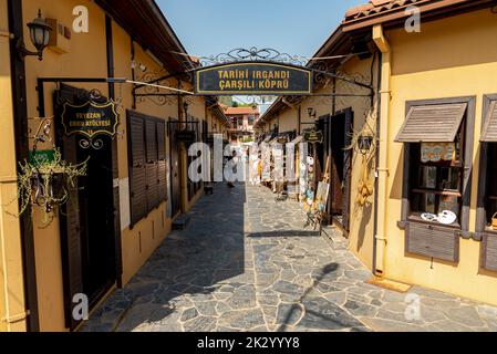 Bursa, Türkei September 17 2022: Irgandi Bazaar Bridge in Bursa, Türkei, verschiedene Einkaufsviertel Stockfoto