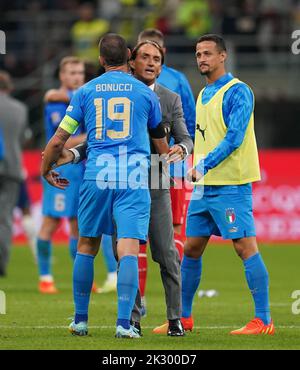 Italien-Manager Roberto Mancini feiert mit Leonardo Bonucci nach dem Spiel der UEFA Nations League im San Siro Stadium in Mailand, Italien. Bilddatum: Freitag, 23. September 2022. Stockfoto