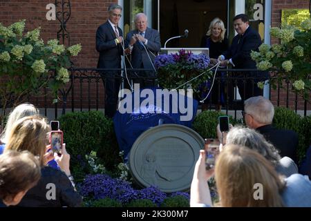 23. September 2022, Washington, District of Columbia, USA: DIE US-amerikanische First Lady JILL BIDEN zusammen mit dem Vorsitzenden des Verwaltungsrats der Historischen Vereinigung des Weißen Hauses, JOHN F. W. ROGERS(2left), ehrt heute am 23. September 2022 im Decatur House/White House in Washington DC, USA, die ehemalige First Lady JACQUELINE KENNEDY während einer Zeremonie zur Enthüllung des JBK-Medaillons. (Bild: © Lenin Nolly/ZUMA Press Wire) Bild: ZUMA Press, Inc./Alamy Live News Stockfoto