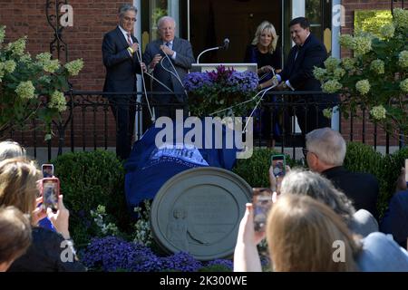 23. September 2022, Washington, District of Columbia, USA: DIE US-amerikanische First Lady JILL BIDEN zusammen mit dem Vorsitzenden des Verwaltungsrats der Historischen Vereinigung des Weißen Hauses, JOHN F. W. ROGERS(2left), ehrt heute am 23. September 2022 im Decatur House/White House in Washington DC, USA, die ehemalige First Lady JACQUELINE KENNEDY während einer Zeremonie zur Enthüllung des JBK-Medaillons. (Bild: © Lenin Nolly/ZUMA Press Wire) Bild: ZUMA Press, Inc./Alamy Live News Stockfoto