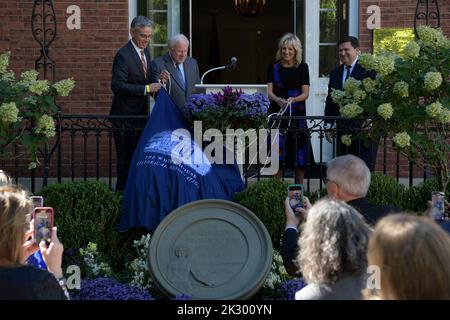 23. September 2022, Washington, District of Columbia, USA: DIE US-amerikanische First Lady JILL BIDEN zusammen mit dem Vorsitzenden des Verwaltungsrats der Historischen Vereinigung des Weißen Hauses, JOHN F. W. ROGERS(2left), ehrt heute am 23. September 2022 im Decatur House/White House in Washington DC, USA, die ehemalige First Lady JACQUELINE KENNEDY während einer Zeremonie zur Enthüllung des JBK-Medaillons. (Bild: © Lenin Nolly/ZUMA Press Wire) Bild: ZUMA Press, Inc./Alamy Live News Stockfoto