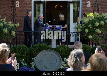 23. September 2022, Washington, District of Columbia, USA: DIE US-amerikanische First Lady JILL BIDEN zusammen mit dem Vorsitzenden des Verwaltungsrats der Historischen Vereinigung des Weißen Hauses, JOHN F. W. ROGERS(2left), ehrt heute am 23. September 2022 im Decatur House/White House in Washington DC, USA, die ehemalige First Lady JACQUELINE KENNEDY während einer Zeremonie zur Enthüllung des JBK-Medaillons. (Bild: © Lenin Nolly/ZUMA Press Wire) Bild: ZUMA Press, Inc./Alamy Live News Stockfoto