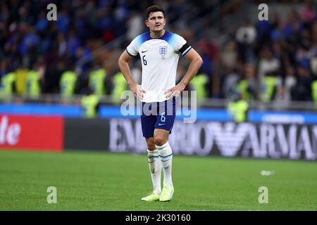 Mailand, Italien. 23. September 2022. Harry Maguire aus England sieht am 23. September 2022 im Stadio Giuseppe Meazza in Mailand Italien beim Spiel der UEFA Nations League Group 3 zwischen Italien und England niedergeschlagen aus. Quelle: Marco Canoniero/Alamy Live News Stockfoto