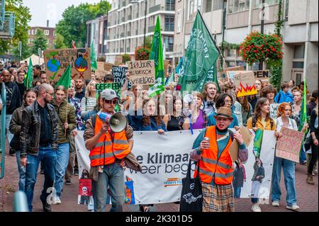 Arnhem, Niederlande. 23. September 2022. Schüler und Lehrer werden während der Demonstration marschiert gesehen. Studenten und junge Menschen aus allen Teilen des Landes versammelten sich in der niederländischen Stadt Arnhem, um Maßnahmen für die Forderungen indigener, schwarzer und anderer marginalisierter Gemeinschaften zu fordern, ihr Land neu anzueignen. Die Klima-Jugendorganisation #FridaysForFuture hat diesen märz organisiert, um weiterhin eine bessere Klimapolitik zu fordern und die Zerstörung des Landes von MAPA (am stärksten betroffene Völker und Gebiete) zu stoppen. Kredit: SOPA Images Limited/Alamy Live Nachrichten Stockfoto