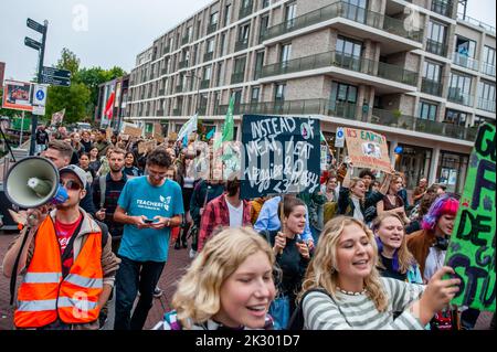 Arnhem, Niederlande. 23. September 2022. Demonstranten rufen Slogans, während sie Plakate halten. Studenten und junge Menschen aus allen Teilen des Landes versammelten sich in der niederländischen Stadt Arnhem, um Maßnahmen für die Forderungen indigener, schwarzer und anderer marginalisierter Gemeinschaften zu fordern, ihr Land neu anzueignen. Die Klima-Jugendorganisation #FridaysForFuture hat diesen märz organisiert, um weiterhin eine bessere Klimapolitik zu fordern und die Zerstörung des Landes von MAPA (am stärksten betroffene Völker und Gebiete) zu stoppen. Kredit: SOPA Images Limited/Alamy Live Nachrichten Stockfoto