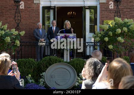 23. September 2022, Washington, District of Columbia, USA: US-First Lady JILL BIDEN hält gemeinsam mit dem Vorsitzenden des Vorstands der Historischen Vereinigung des Weißen Hauses, JOHN F. W. ROGERS(1left), heute am 23. September, während einer feierlichen Zeremonie zur Enthüllung des JBK-Medaillons an die ehemalige First Lady JACQUELINE KENNEDY 2022 im Decatur House/Weißen Haus in Washington DC, USA. (Bild: © Lenin Nolly/ZUMA Press Wire) Bild: ZUMA Press, Inc./Alamy Live News Stockfoto