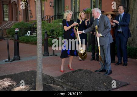 23. September 2022, Washington, District of Columbia, USA: DIE US-amerikanische First Lady JILL BIDEN zusammen mit dem Vorsitzenden des Vorstands der Historischen Vereinigung des Weißen Hauses, JOHN F. W. ROGERS(1right), ehrt heute am 23. September 2022 im Decatur House/White House in Washington DC, USA, die ehemalige First Lady JACQUELINE KENNEDY Garden während einer Zeremonie zur Enthüllung des JBK-Medaillons. (Bild: © Lenin Nolly/ZUMA Press Wire) Bild: ZUMA Press, Inc./Alamy Live News Stockfoto