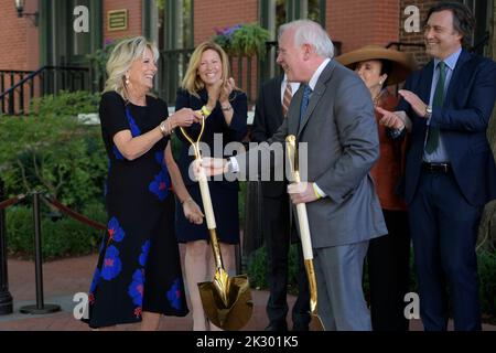 23. September 2022, Washington, District of Columbia, USA: DIE US-amerikanische First Lady JILL BIDEN zusammen mit dem Vorsitzenden des Vorstands der Historischen Vereinigung des Weißen Hauses, JOHN F. W. ROGERS(1right), ehrt heute am 23. September 2022 im Decatur House/White House in Washington DC, USA, die ehemalige First Lady JACQUELINE KENNEDY Garden während einer Zeremonie zur Enthüllung des JBK-Medaillons. (Bild: © Lenin Nolly/ZUMA Press Wire) Bild: ZUMA Press, Inc./Alamy Live News Stockfoto