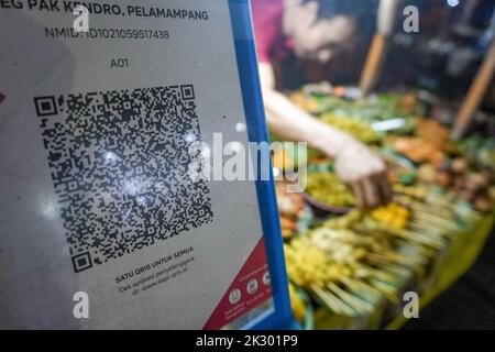 South Jakarta, Jakarta, Indonesien. 23. September 2022. Ein Straßenhändler, der ein QR-Code-Zahlungssystem bereitstellt, bedient einen Käufer. Das Quick Response (QR) Code-Zahlungssystem wird in 5 ASEAN-Länder integriert: Indonesien, Malaysia, Thailand, Singapur, Und die Philippinen, deren Realisierungsziel der 2022. November ist, wie PERRY WARJIYO, der Gouverneur der Bank Indonesia, am 2022. Juli. (Bild: © Dicky Bisinglasi/ZUMA Press Wire) Bild: ZUMA Press, Inc./Alamy Live News Stockfoto