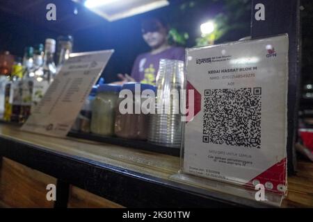 South Jakarta, Jakarta, Indonesien. 23. September 2022. Ein Straßenhändler, der ein QR-Code-Zahlungssystem bereitstellt, bedient einen Käufer. Das Quick Response (QR) Code-Zahlungssystem wird in 5 ASEAN-Länder integriert: Indonesien, Malaysia, Thailand, Singapur, Und die Philippinen, deren Realisierungsziel der 2022. November ist, wie PERRY WARJIYO, der Gouverneur der Bank Indonesia, am 2022. Juli. (Bild: © Dicky Bisinglasi/ZUMA Press Wire) Bild: ZUMA Press, Inc./Alamy Live News Stockfoto