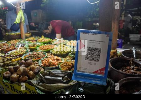 South Jakarta, Jakarta, Indonesien. 23. September 2022. Ein Straßenhändler, der ein QR-Code-Zahlungssystem bereitstellt, bedient einen Käufer. Das Quick Response (QR) Code-Zahlungssystem wird in 5 ASEAN-Länder integriert: Indonesien, Malaysia, Thailand, Singapur, Und die Philippinen, deren Realisierungsziel der 2022. November ist, wie PERRY WARJIYO, der Gouverneur der Bank Indonesia, am 2022. Juli. (Bild: © Dicky Bisinglasi/ZUMA Press Wire) Bild: ZUMA Press, Inc./Alamy Live News Stockfoto