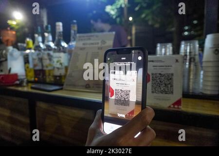 South Jakarta, Jakarta, Indonesien. 23. September 2022. Ein Käufer scannt das QR-Code-Zahlungssystem bei einem Straßenhändler. Â das Quick Response (QR)-Code-Zahlungssystem wird in 5 ASEAN-Länder integriert: Indonesien, Malaysia, Thailand, Singapur, Und die Philippinen, deren Realisierungsziel der 2022. November ist, wie PERRY WARJIYO, der Gouverneur der Bank Indonesia, am 2022. Juli. (Bild: © Dicky Bisinglasi/ZUMA Press Wire) Bild: ZUMA Press, Inc./Alamy Live News Stockfoto