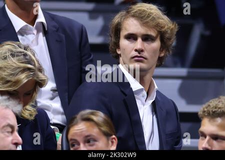 London, Großbritannien. 23. September 2022. 23.. September 2022; O2, London England: Laver Cup internationales Tennisturnier: Deutscher Tennisspieler Alexander Zverev ist in der Menge Credit: Action Plus Sports Images/Alamy Live News Stockfoto