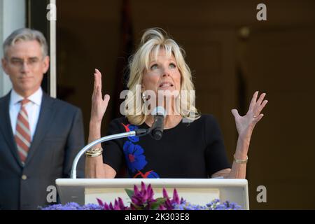 Washington DC, USA. 23. September 2022. 23. September 2022, Washington, District of Columbia, USA: US-First Lady JILL BIDEN hält im Decatur House eine Rede und ehrt die ehemalige First Lady Jacqueline Kennedy während einer Zeremonie zur Enthüllung des JBK-Medaillons. (Bild: © Lenin Nolly/ZUMA Press Wire) Bild: ZUMA Press, Inc./Alamy Live News Stockfoto