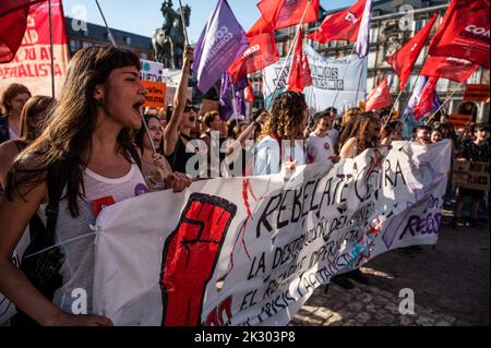 Madrid, Spanien. 23. September 2022. Menschen protestierten mit Plakaten und Spruchbändern während einer von der Gruppe "Fridays for future" einberufenen Demonstration, die zum Handeln in der Klimapolitik zur Bekämpfung des Klimawandels aufrief. Die Umweltgruppe hat in vielen Teilen der Welt zu einem Globalen Klimaschutzstreik aufgerufen, bei dem Hunderte von Demonstranten in Madrid auf die Straße gingen. Quelle: Marcos del Mazo/Alamy Live News Stockfoto