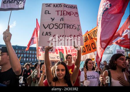 Madrid, Spanien. 23. September 2022. Eine Frau hält ein Plakat mit der Aufschrift „Wir haben keine Zeit mehr und Ihnen gehen die Ausreden aus“ während einer Demonstration der Gruppe „Fridays for Future“, die zum Handeln in der Klimapolitik zur Bekämpfung des Klimawandels aufruft. Die Umweltgruppe hat in vielen Teilen der Welt zu einem Globalen Klimaschutzstreik aufgerufen, bei dem Hunderte von Demonstranten in Madrid auf die Straße gingen. Quelle: Marcos del Mazo/Alamy Live News Stockfoto