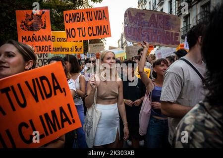 Madrid, Spanien. 23. September 2022. Eine Frau hält ein Plakat mit der Aufschrift „Change your life, not your Climate“ während einer Demonstration der Gruppe „Fridays for future“, die Maßnahmen in der Klimapolitik zur Bekämpfung des Klimawandels fordert. Die Umweltgruppe hat in vielen Teilen der Welt zu einem Globalen Klimaschutzstreik aufgerufen, bei dem Hunderte von Demonstranten in Madrid auf die Straße gingen. Quelle: Marcos del Mazo/Alamy Live News Stockfoto