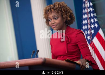 Die Pressesprecherin des Weißen Hauses, Karine Jean-Pierre, spricht am Freitag, den 23. September 2022, während der täglichen Pressekonferenz im James Brady Briefing Room im Weißen Haus in Washington, DC.Quelle: Bonnie Cash/Pool via CNP /MediaPunch Stockfoto