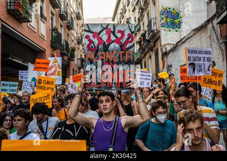 Madrid, Spanien. 23. September 2022. Menschen protestierten mit Plakaten während einer von der Gruppe "Fridays for future" einberufenen Demonstration, die zum Handeln in der Klimapolitik zur Bekämpfung des Klimawandels aufrief. Die Umweltgruppe hat in vielen Teilen der Welt zu einem Globalen Klimaschutzstreik aufgerufen, bei dem Hunderte von Demonstranten in Madrid auf die Straße gingen. Quelle: Marcos del Mazo/Alamy Live News Stockfoto