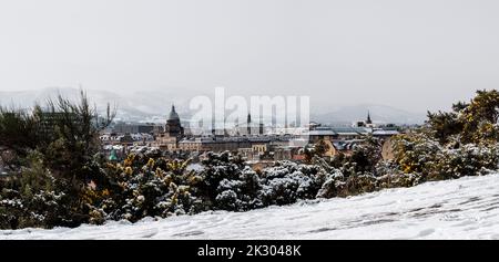 Winterlicher Blick vom Carlton Hill auf die Stadt Edinburgh und die schneebedeckten Pentland-Hügel Stockfoto