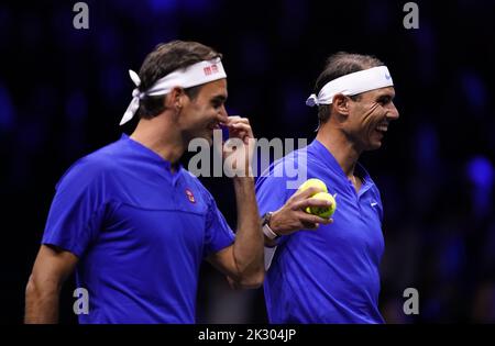 Rafael Nadal (rechts) und Roger Federer vom Team Europe am ersten Tag des Laver Cup in der O2 Arena, London. Bilddatum: Freitag, 23. September 2022. Stockfoto