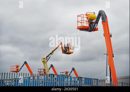 Die Ausrüstung der Zugangsplattform ist hoch am Himmel auf der Baustelle angetrieben Stockfoto