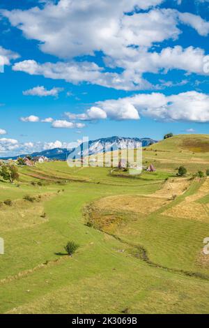 Ein altes Bergdorf mit Dächern aus geschnittenen alten Fässern mit einem schönen Blick auf die Landschaft - ideal für Tapeten Stockfoto