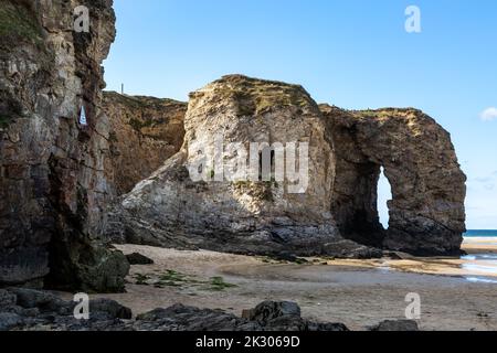 Rock Arch am Perranporth Beach an der Nordkornküste Stockfoto