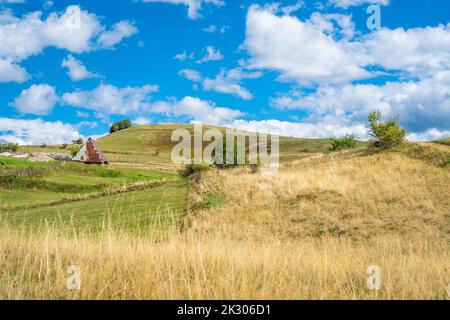 Ein altes Bergdorf mit Dächern aus geschnittenen alten Fässern mit einem schönen Blick auf die Landschaft - ideal für Tapeten Stockfoto