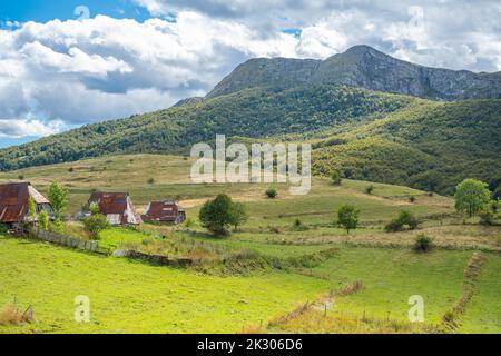 Ein altes Bergdorf mit Dächern aus geschnittenen alten Fässern mit einem schönen Blick auf die Landschaft - ideal für Tapeten Stockfoto