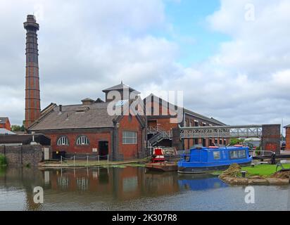 Die Schleusen des Shropshire Union Canal am Hafen von Ellesmere zeigen den Kamin des Pumpenhauses und die alten viktorianischen Wasserstraßengebäude Stockfoto