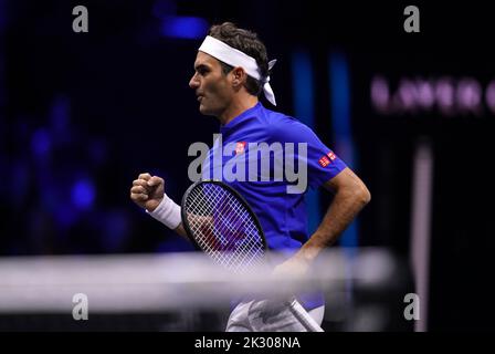 Roger Federer vom Team Europe feiert den Sieg des ersten Satzes während ihres Spiels gegen Jack Sock und Frances Tiafoe von Team World am ersten Tag des Laver Cup in der O2 Arena, London. Bilddatum: Freitag, 23. September 2022. Stockfoto