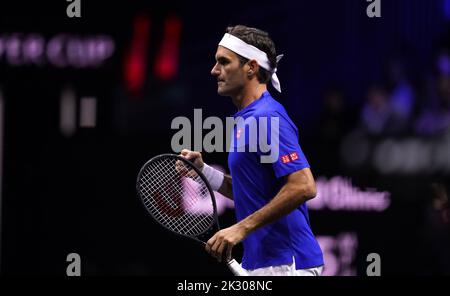 Roger Federer vom Team Europe feiert den Sieg des ersten Satzes während ihres Spiels gegen Jack Sock und Frances Tiafoe von Team World am ersten Tag des Laver Cup in der O2 Arena, London. Bilddatum: Freitag, 23. September 2022. Stockfoto