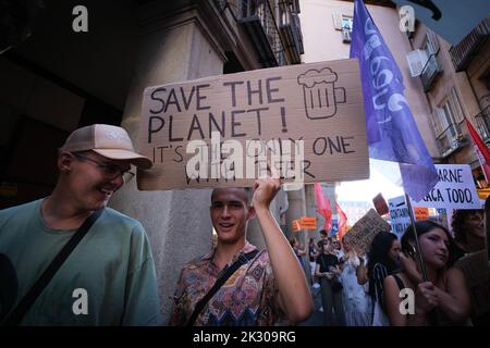 Madrid, Spanien. 23. September 2022. Ein Protestler hält ein Plakat mit der Aufsage „rettet den Planeten“ während der Demonstration für das Klima und fordert eine Veränderung des Energiesystems. Die Kundgebung wurde von Fridays for Future organisiert, einer europaweiten Jugendbewegung zur Verteidigung des Planeten, die die Umweltkrise ins Rampenlicht rücken will. Die wissenschaftliche Gemeinschaft warnt seit Jahren davor, dass sich das Klimasystem der Erde erwärmt und dass es wahrscheinlich überwiegend von Menschen verursacht wird. (Foto: Atilano Garcia/SOPA Images/Sipa USA) Quelle: SIPA USA/Alamy Live News Stockfoto